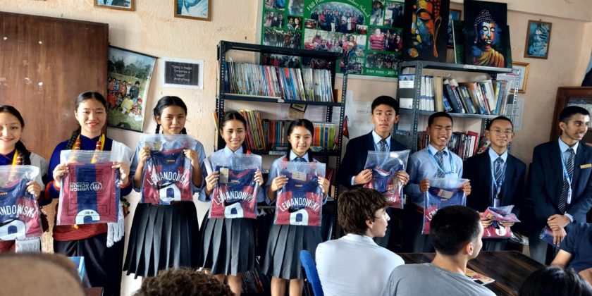 Un grupo de alumnos de Oak House School Barcelona visitan “Shamrock 9” en Nepal en Hill Point School