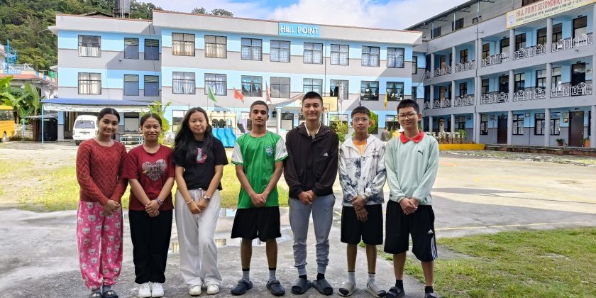 Los niños Shamrock 7 pasando la tarde del sábado jugando Futsal en Pokhara con Mary, Madan y un grupo de antiguos alumnos de Shamrock