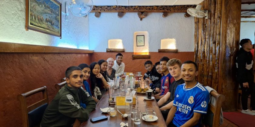 Una tarde/noche especial en Lakeside – Pokhara, Nepal con nuestros niños Shamrock 7, el voluntario Jack y los antiguos alumnos de Shamrock Madan y Surakshya